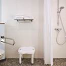 Salle de bain personnes à mobilité réduite Hôtel Median Paris