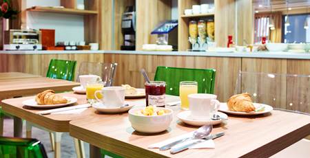 Salle de petit-déjeuner Hôtel Median Paris Porte de Versailles